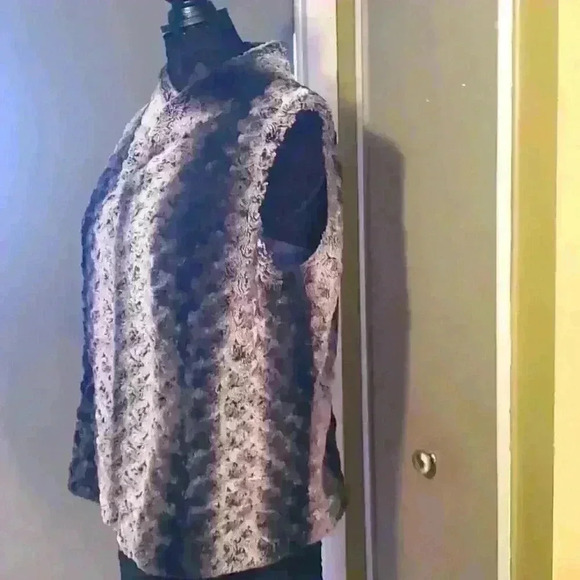 Adrienne Vittadini Faux Fur Vest - Picture 2 of 4